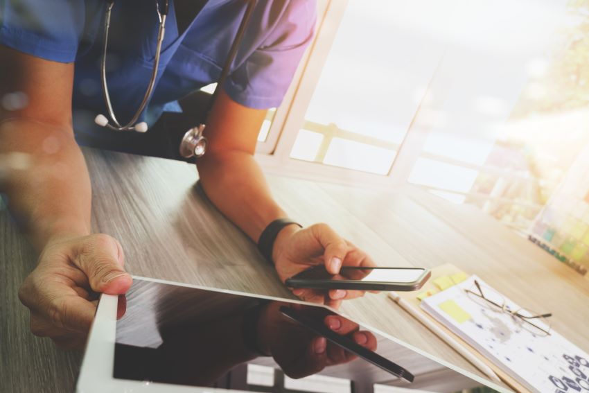 healthtech-digital-health-tablet-doctor-resized healthtech-digital-health-tablet-doctor-resized