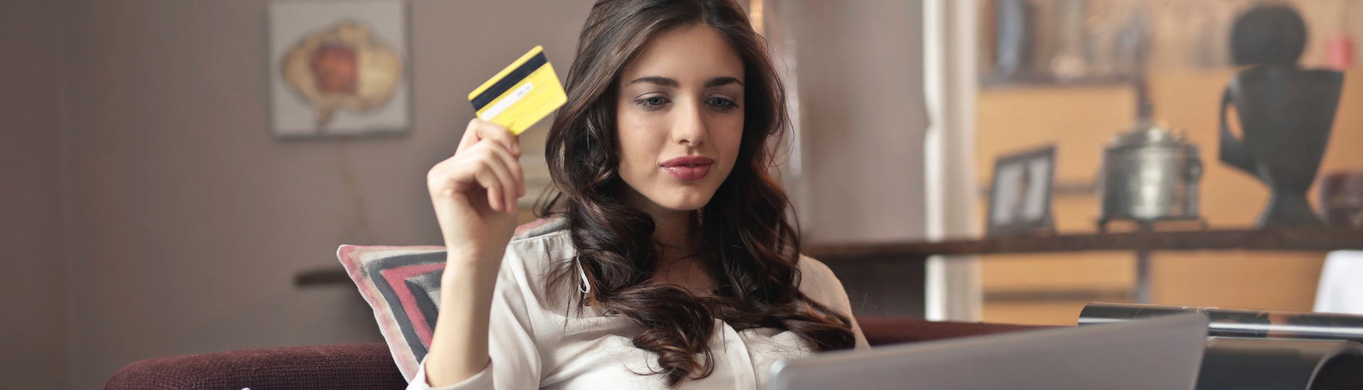 woman-bying-online-stage woman-bying-online-stage